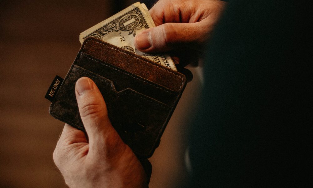 Trăiește un salariat cu minimul pe economie în România la fel de bine ca unul din Geneva?