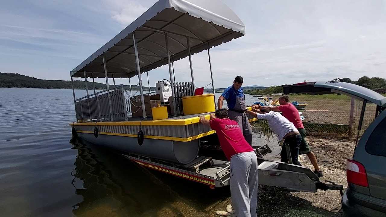 Plimbările cu cataramanul electric se reiau pe Lacul Surduc