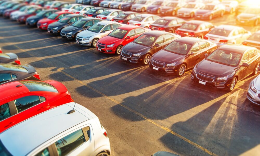 Piața auto din România va scădea ușor în 2025! Hibridele și electricele vor continua să fie preferate