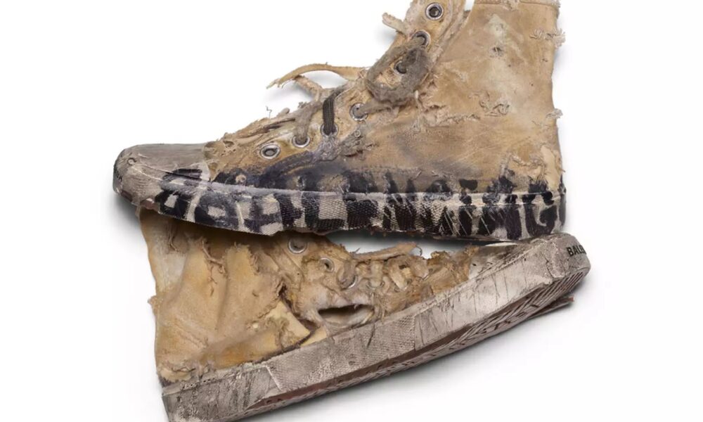  Noile trenduri au devenit o glumă. Balenciaga cere o avere pentru o pereche de adidași distruși