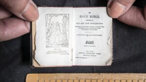 Biblie sursa foto Leeds Live