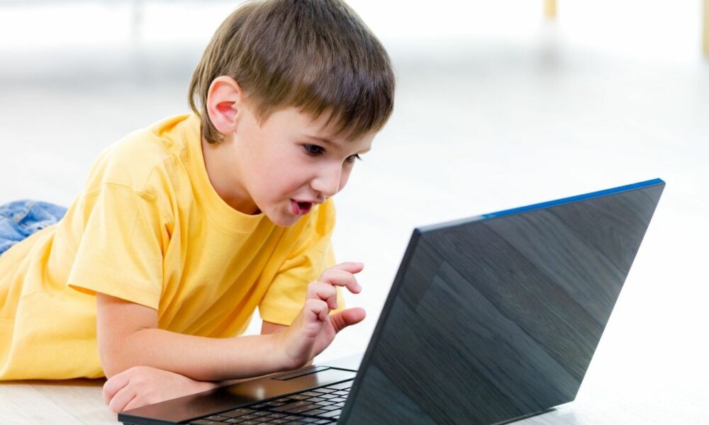 Tu știi ce mai face micuțul tău? Copiii erei digitale: pericole, părinți, soluții