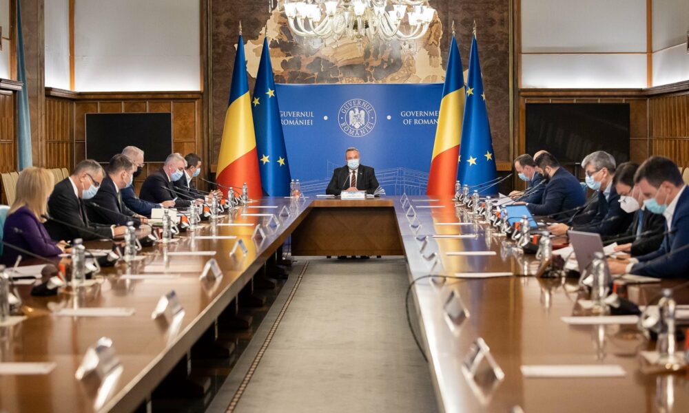 Parlamentarii din România au inventat săptămâna cu șase zile libere! Aleșii și-au majorat salariile