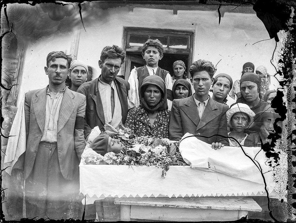 Înmormântarea unui copil în România interbelică, sursă foto Costică Axinte, Flickr