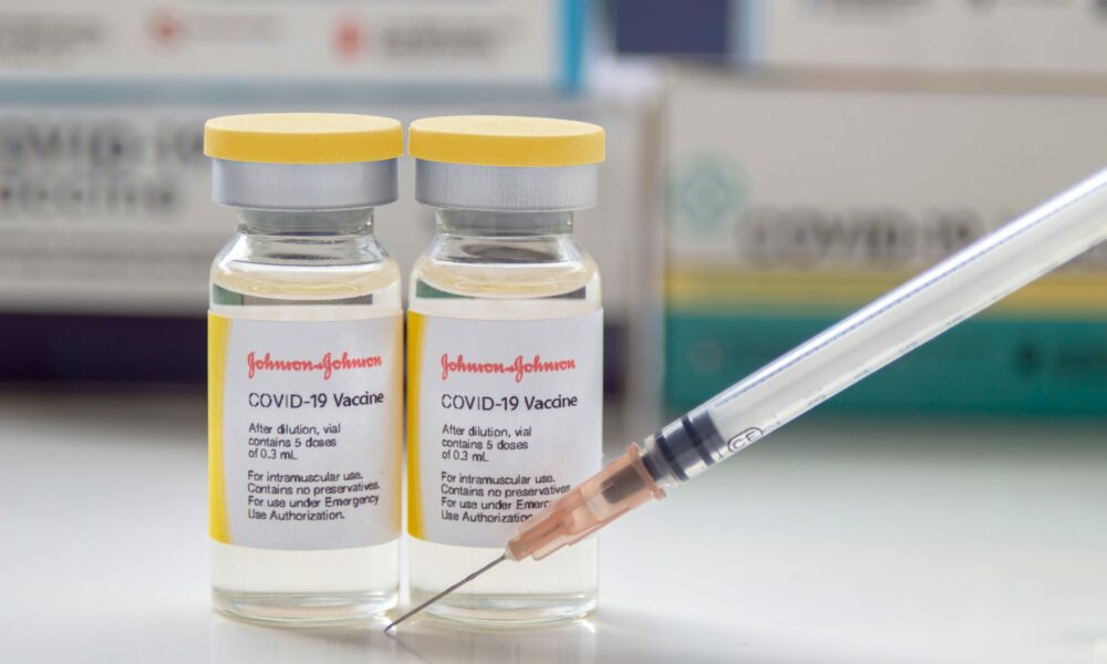 Dacă oamenii pățesc ceva, cine plătește? Vaccinurile anti-covid încă stârnesc intrigi, chiar și printre unii medici