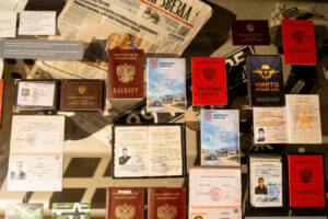 Pașapoarte și documente ale rușilor, expuse în muzeul din Kiev. Sursa foto: Profimedia Images