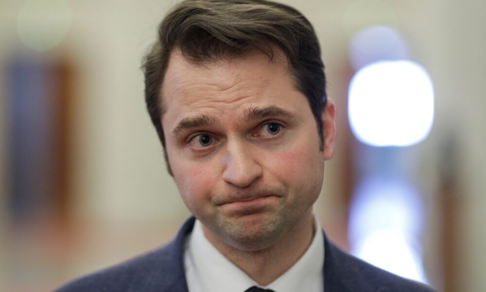 Ministrul Sebastian Burduja: Prețul energiei electrice va continua să fie plafonat până în 2025
