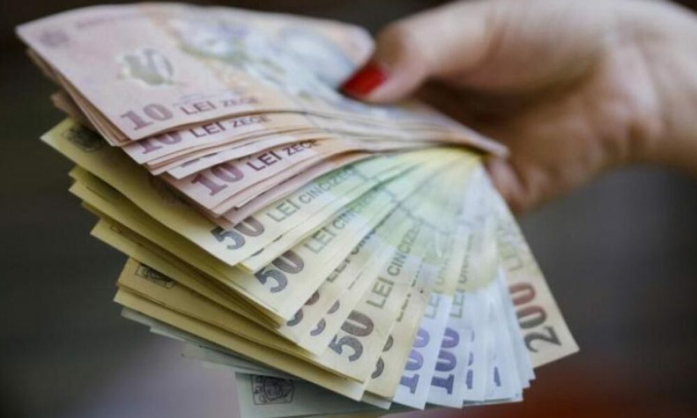 Alertă BNR cu privire la banii cash. 6 din 10 români îți păstrează economiile în numerar