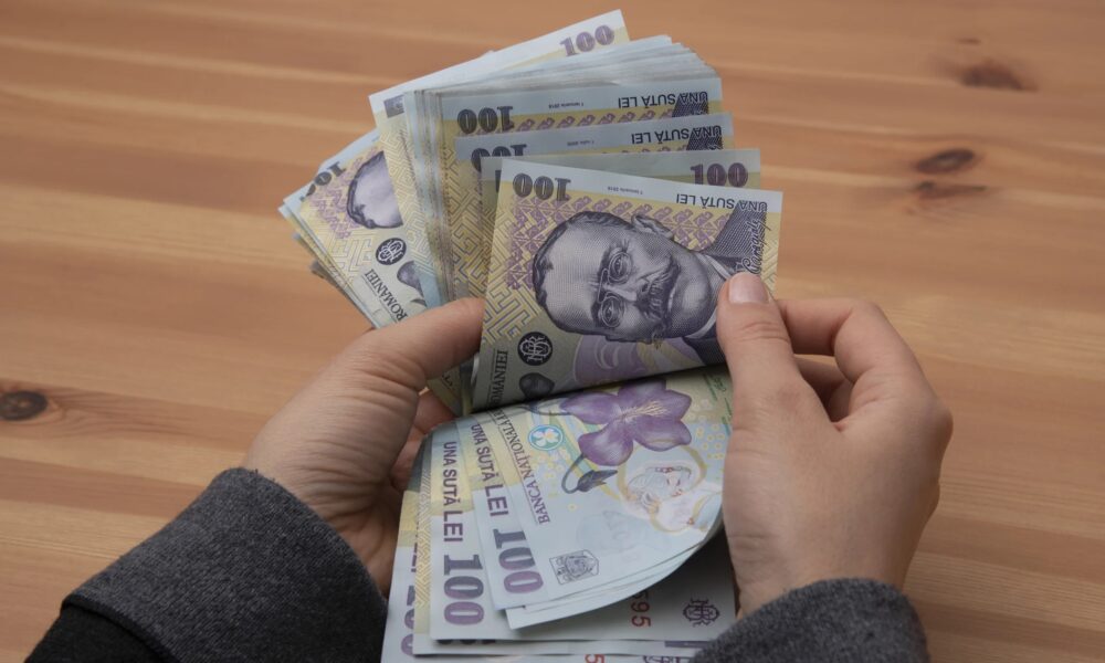 Bani de la Guvern pentru familiile românești. Cine poate beneficia de bani și ce sume sunt puse în joc