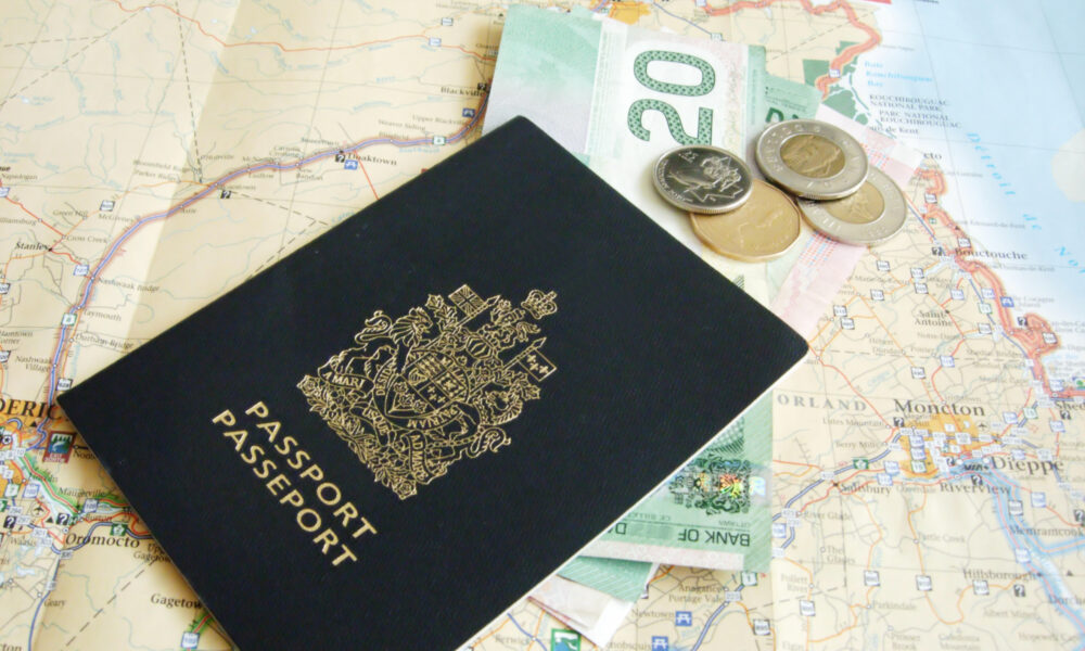 Prețurile la pașapoarte s-au modificat. Cât vă costă și de ce acte aveți nevoie pentru a-l obține