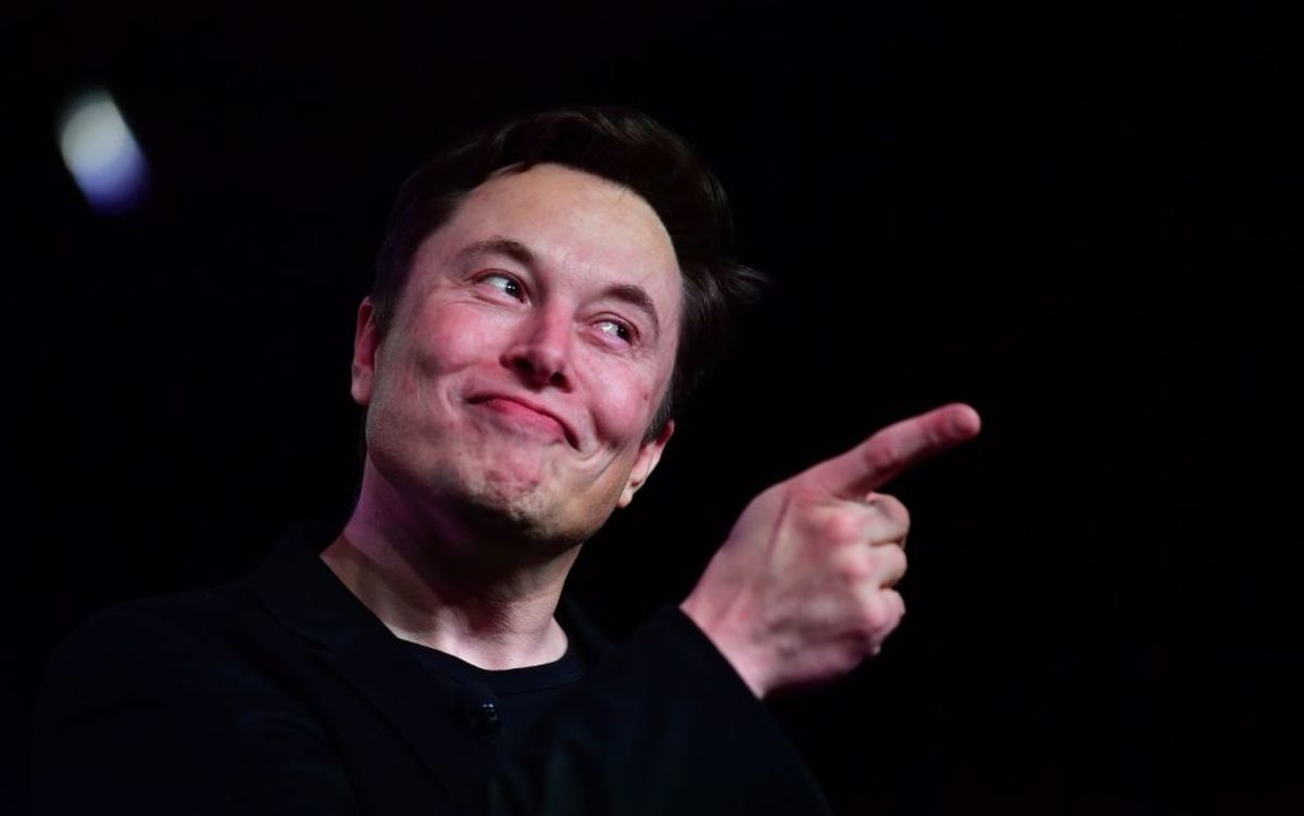 Elon Musk, CEO Tesla, Twitter și Space X