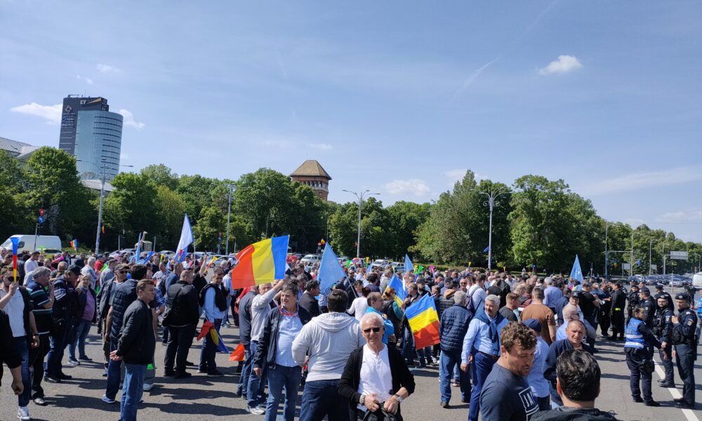 Pensionarii au blocat complet Piața Victoriei. Reprezentanții rezerviștilor militari discută cu Marcel Ciolacu