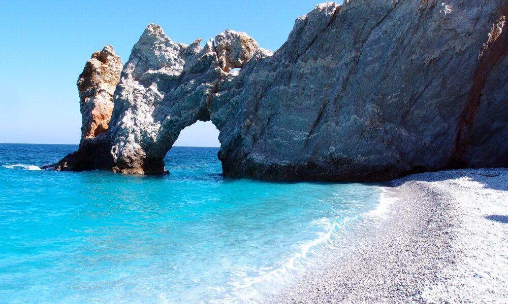 Captură de „deșeuri”! Veniți să curețe o plajă, voluntarii au găsit droguri de sute de mii de euro