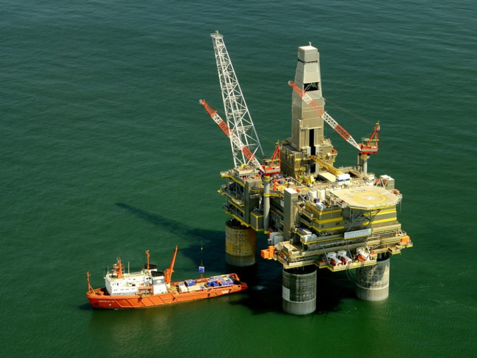 legea offshore - sursa foto- romanialibera.ro