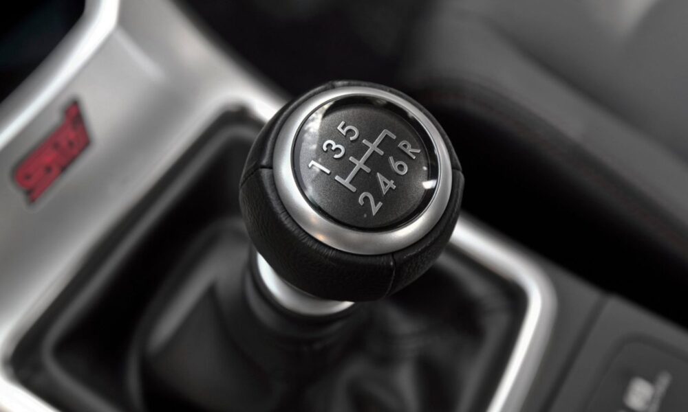 Adio, transmisie manuală! Ce producător de automobile renunță la schimbătorul tradițional