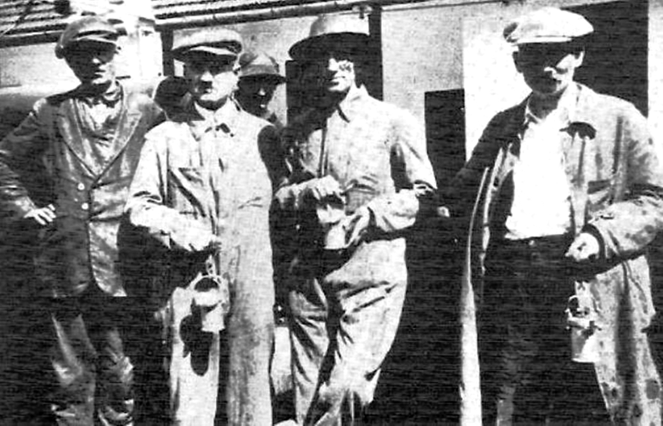 scriitorul Panait Istrati (al doilea din dreapta) alături de minerii din Lupeni, sursa wikipedia.org