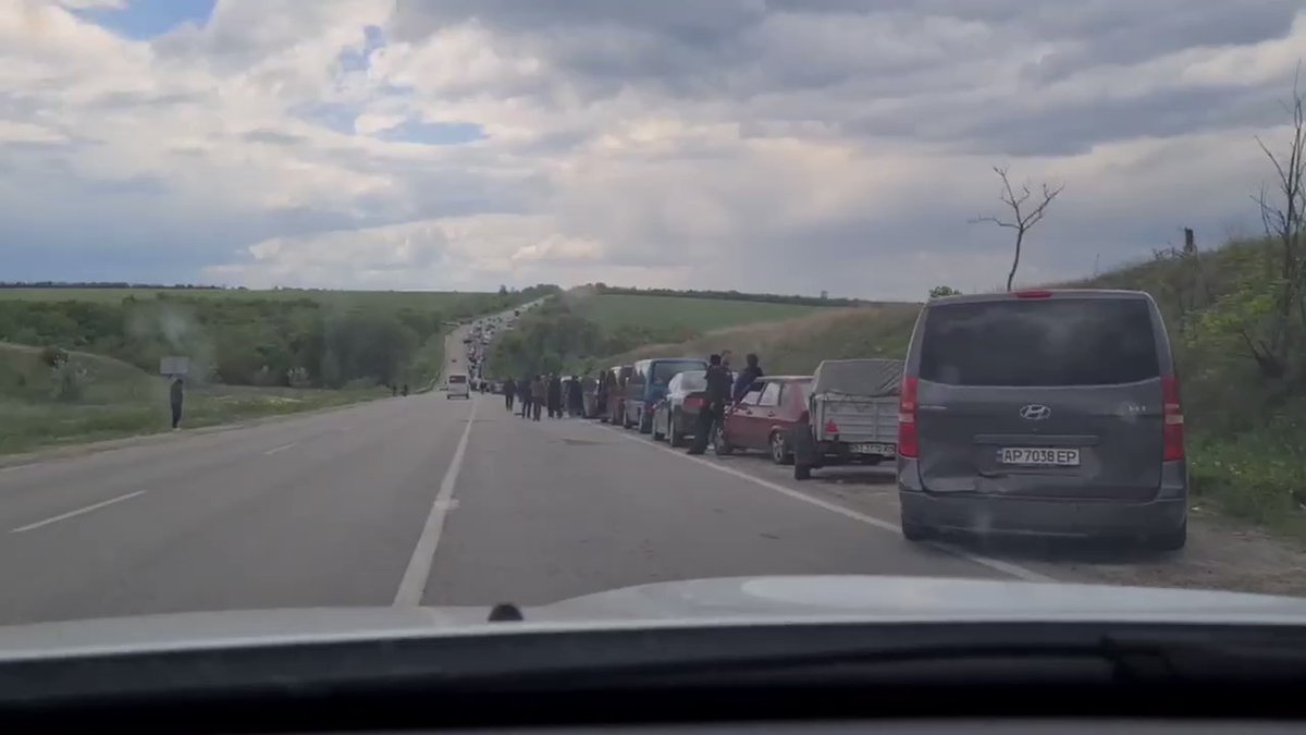 (Video) Oameni blocați în mașini de armata rusă! Aceștia sunt ținuți fără apă și fără mâncare