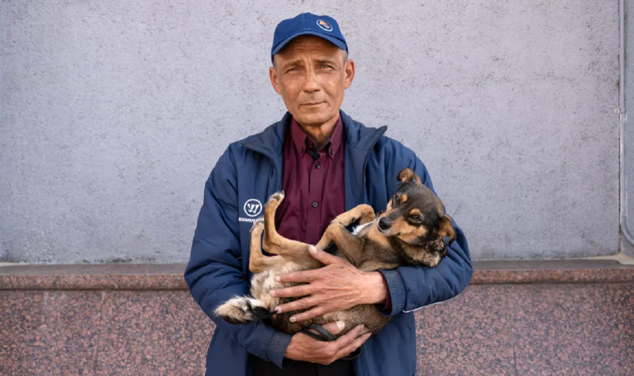 Povestea emoționantă a unui bătrân din Ucraina! A mers pe jos 225 de kilometri pentru a scăpa de furia rușilor