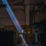 O fotografie realizată în Azovstal a adus un val de emoție în întreaga lume. „Lumina învinge întunericul” este mesajul din spatele operei de artă