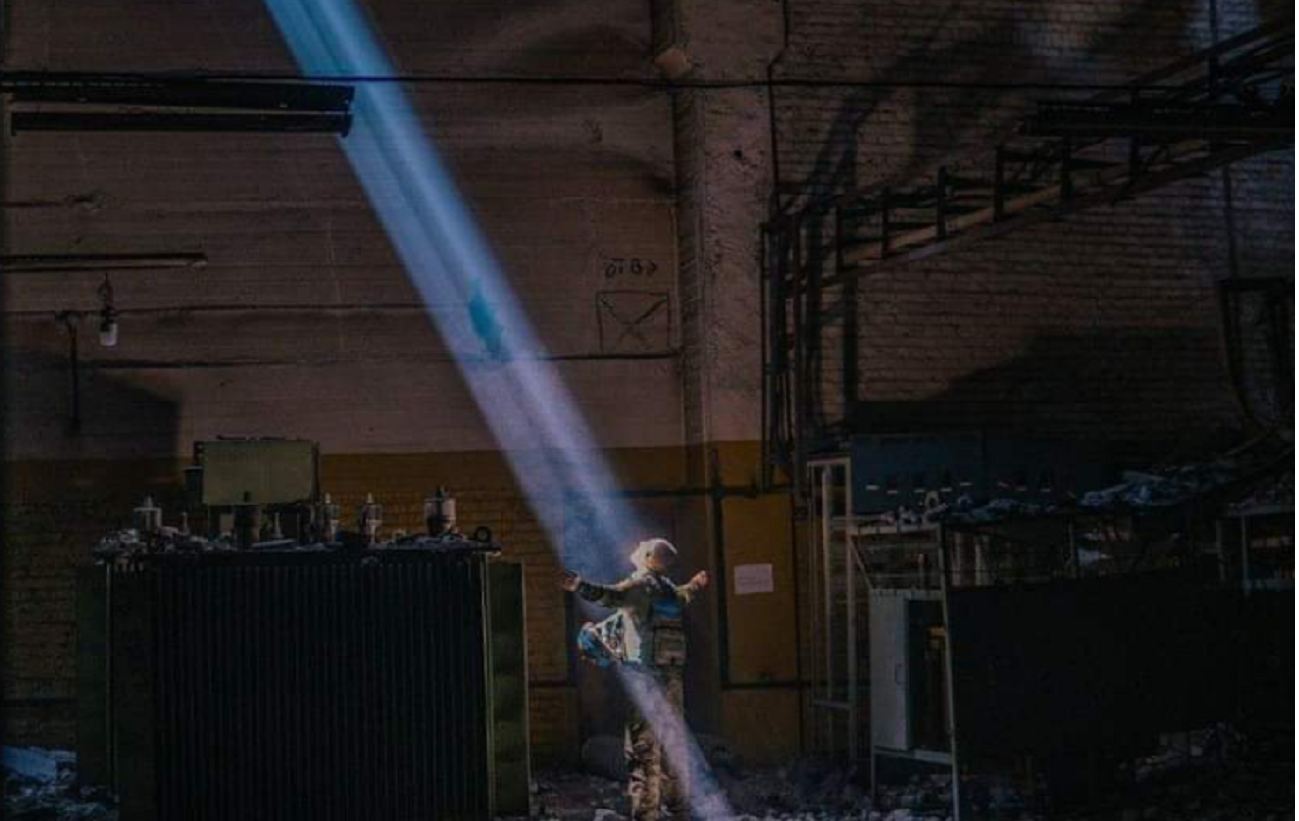 O fotografie realizată în Azovstal a adus un val de emoție în întreaga lume. „Lumina învinge întunericul” este mesajul din spatele operei de artă
