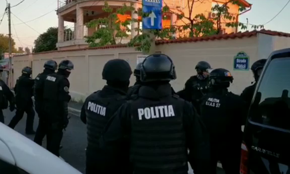 Au furat banii de pensii! Ceasuri scumpe și vacanțe de lux, dintr-un fond privat devalizat