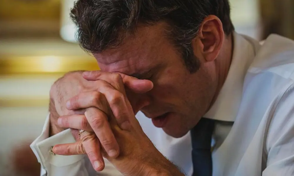 POLITICO: Neiubit la el acasă, Emmanuel Macron vrea să devină „intim” cu lumea