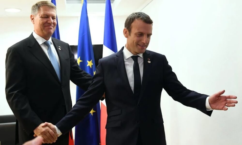 „A fugit mireasa!” Macron a venit în România, Iohannis a plecat la Haga