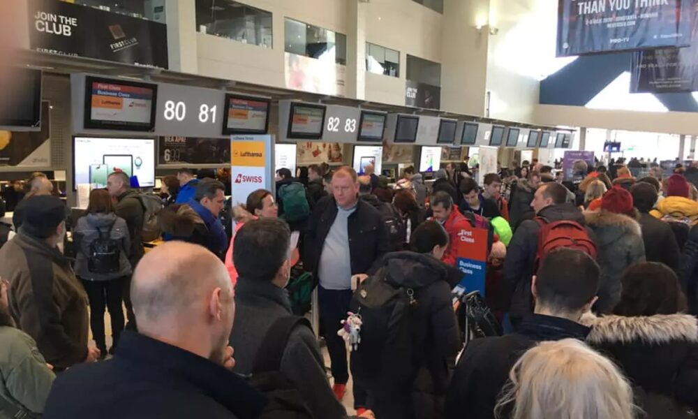 VIDEO Pleci în vacanță, dar stai la coadă. Aeroportul Otopeni, un adevărat furnicar