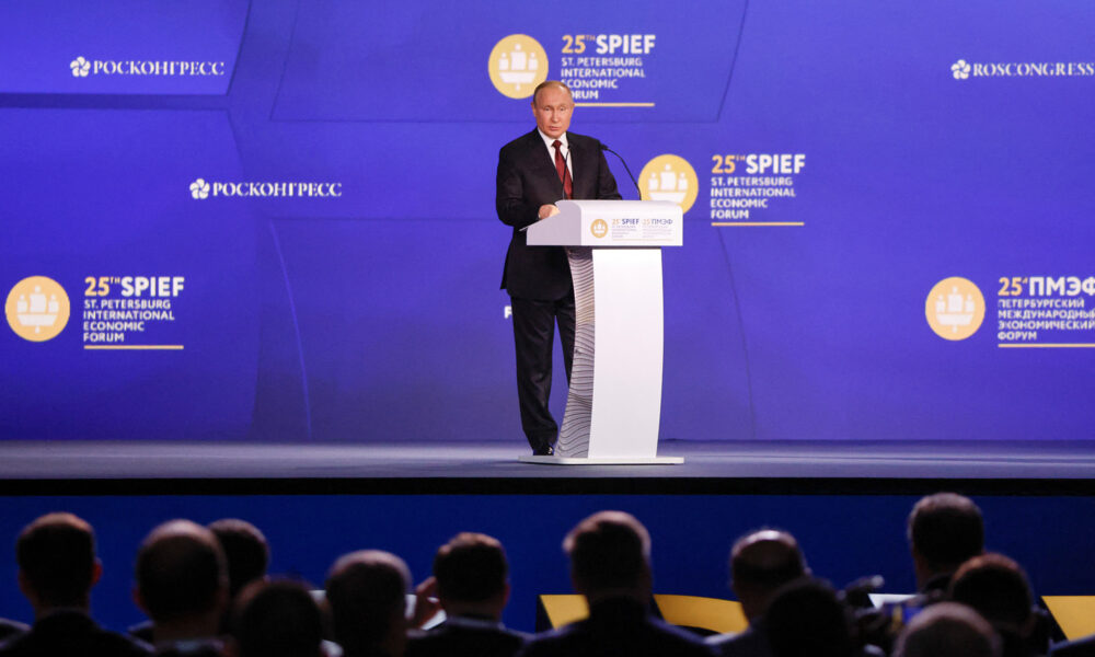 VIDEO LIVE: Discursul lui Vladimir Putin: „Sancțiunile sunt o sabie cu două tăișuri”. SUA și Marea Britanie luate în vizor