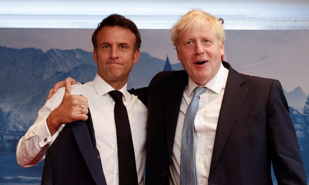 Boris Johnson îl contrează pe Macron: „Un acord de pace cu Rusia ar crea instabilitate globală”. Putin manipulează lumea
