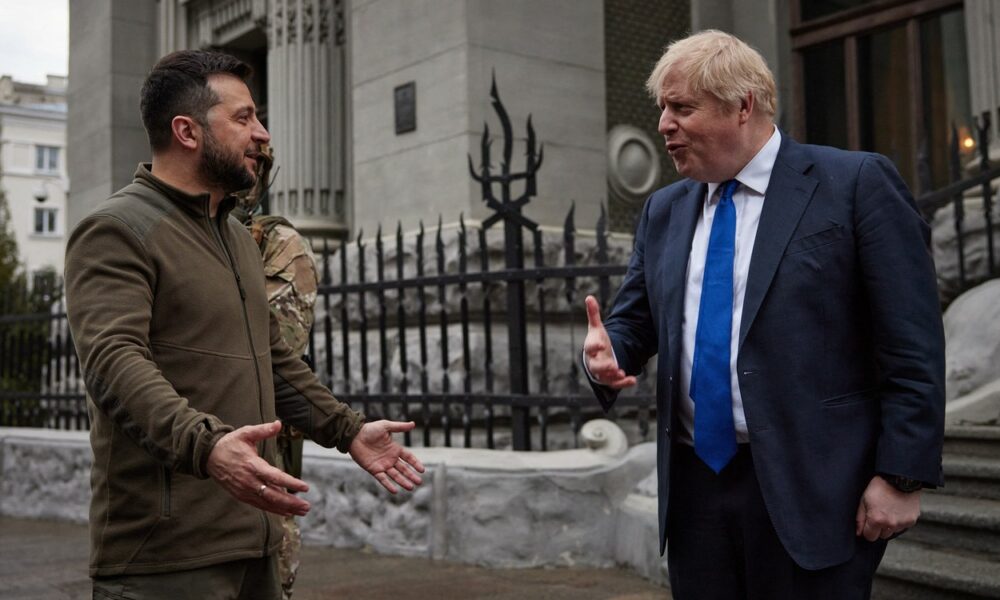 Zelenski și Boris Johnson își trimit bezele. Președintele Ucrainei și Boris Johnson își trimit bezele