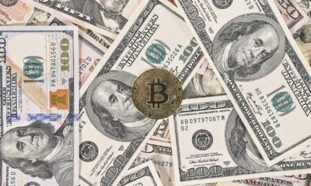 bitcoin, dolar, sursa foto dreamstime