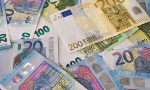Fonduri nerambursabile pentru antreprenoarele din România! Granturi de 75.000 euro pentru start up-urile tech