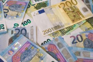 Fonduri nerambursabile pentru antreprenoarele din România! Granturi de 75.000 euro pentru start up-urile tech