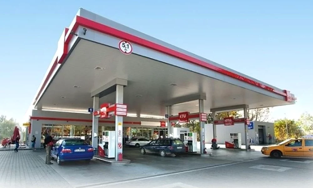 Cum a influențat reducerea cu 50 de bani pe litru piața carburanților? Care este prețul în prezent