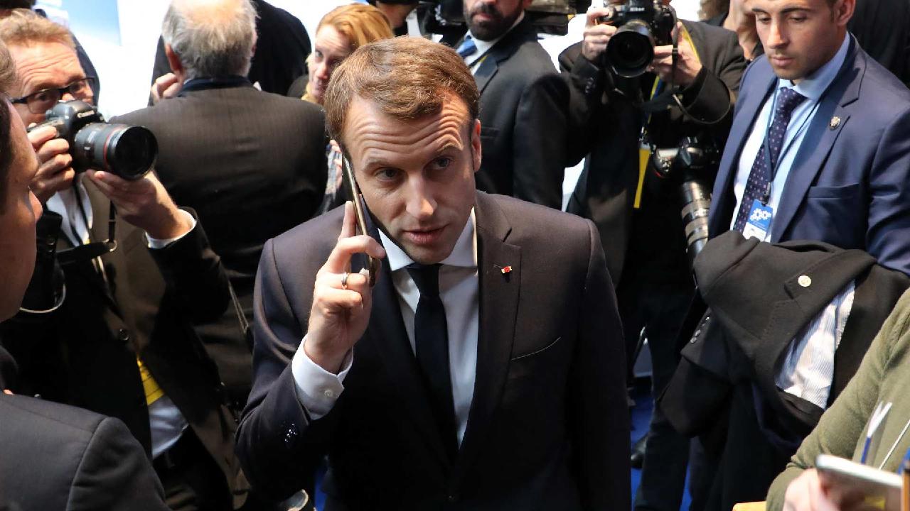 Macron la telefon sursă foto: AFP