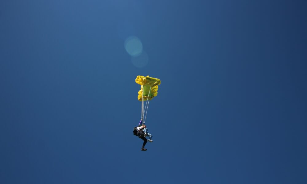 Iubitorii de adrenalină scot mulți bani din buzunare. Cât îi costă un salt cu parașuta