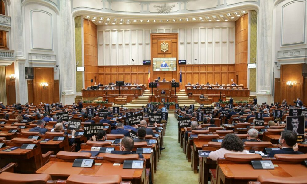 Motivul pentru care parmalentarii încă au pensii speciale! CCR spune că s-a lucrat cu grabă