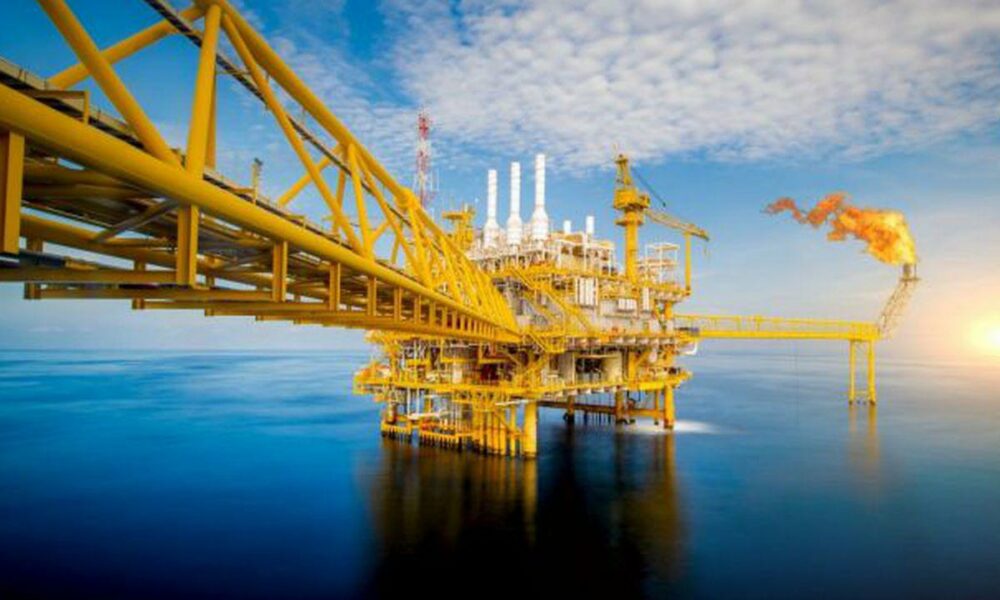 Prețul petrolului, aproape de un nou record! Experții se așteaptă la noi scumpiri