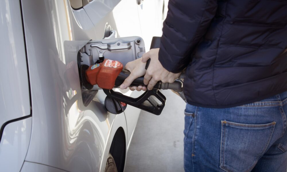 Lovitură pentru buzunarul românilor: benzina s-a scumpit din nou la stațiile Petrom. Este a treia majorare în ultima săptămână