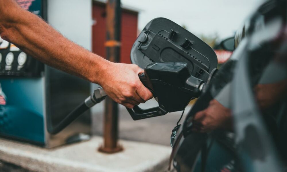 Barilul de petrol, cel mai mic nivel de la finalul lui 2021! România, în topul țărilor UE cu cele mai mici prețuri la pompe