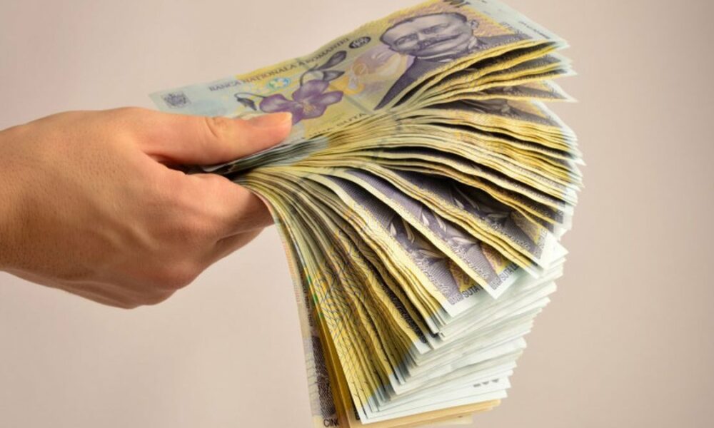 Românii își pot amâna ratele bancare încă o lună! Zeci de mii au apelat deja la această măsură