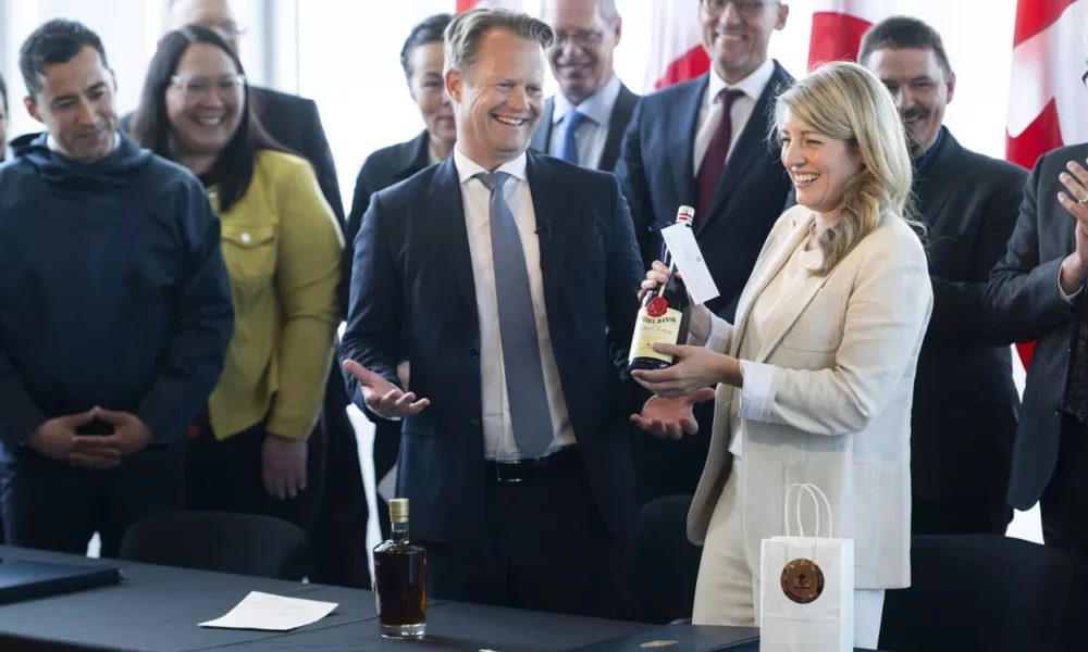 „Războiul whiskey”-ului s-a încheiat după 50 de ani. Canada și Danemarca au făcut pace