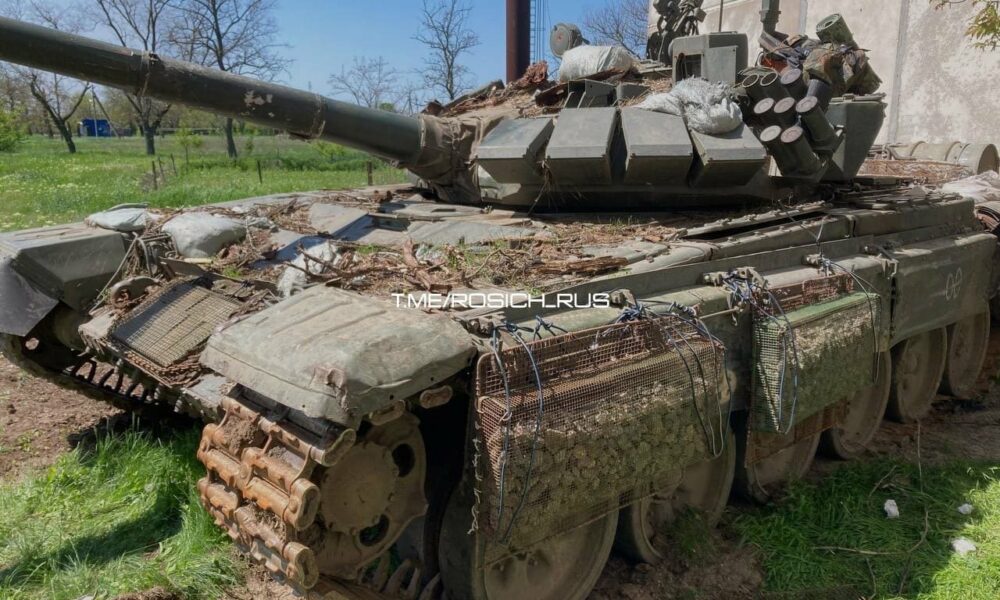 Armata de „bolovani”! Rușii și-au „blindat” tancurile cu pietre