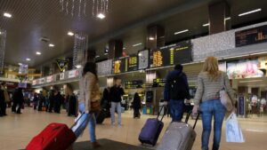 turisti in aeroport sursa foto Europa Libera