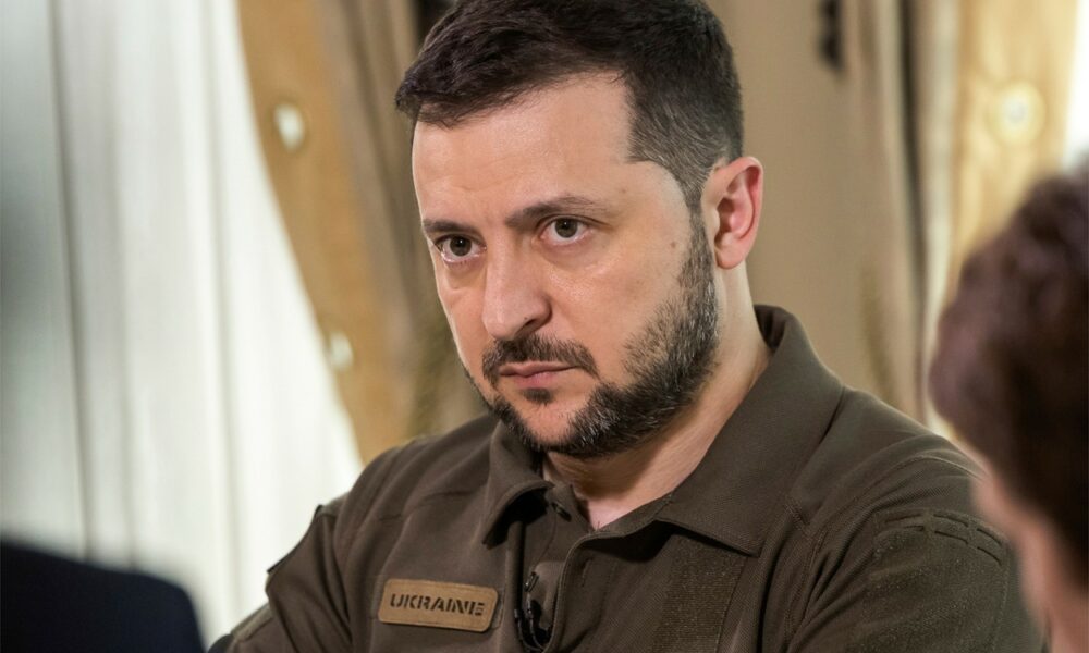 Zelenski și-a dat și cămașa de pe el. Pentru 100.000 de dolari…