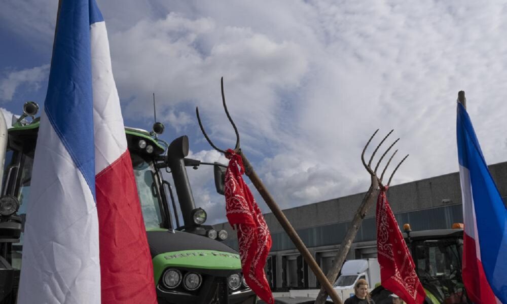 Revoltă în rândul fermierilor olandezi din cauza Green Deal! Tractoare și camioane folosite împotriva Guvernului