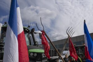 Revoltă în rândul fermierilor olandezi din cauza Green Deal! Tractoare și camioane folosite împotriva Guvernului