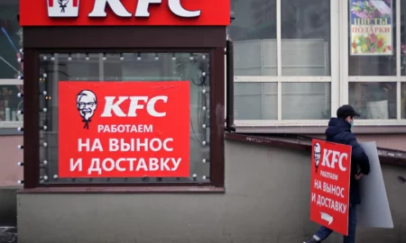 De acum și KFC va avea variantă rusească! Gigantul fast-food american vinde restaurantele unui cumpărător local