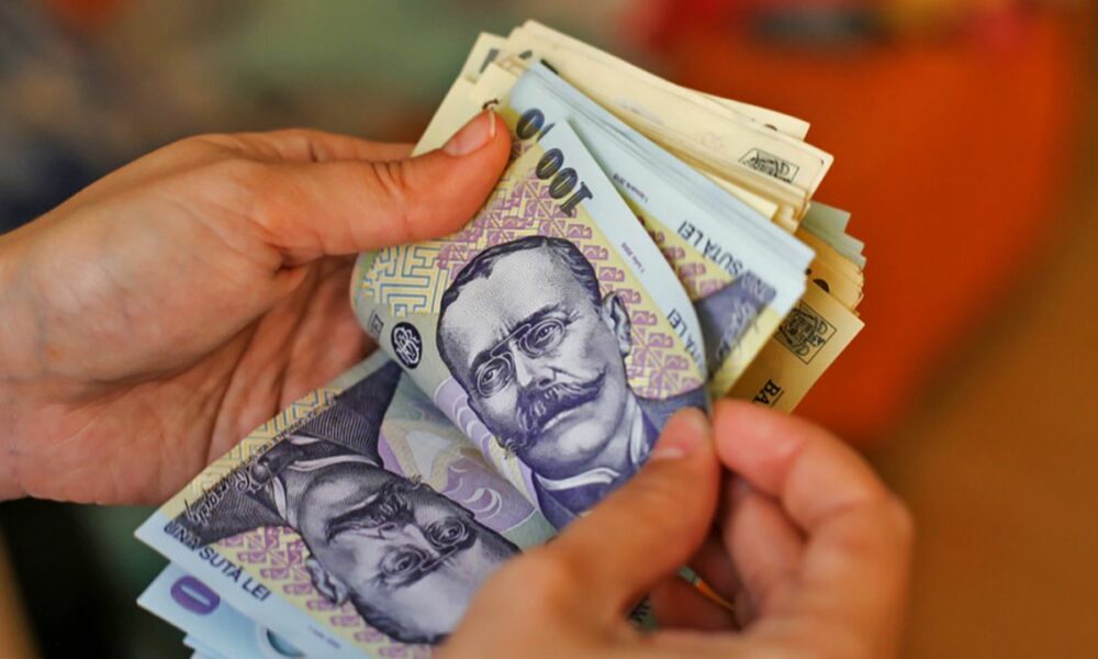 Românii, în plină criză, cheltuie o treime din salariu pe alimente. Cât am plătit pentru utilități în primul semestru din 2022